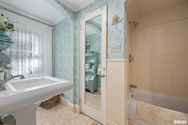 $650,000 | 4704 North Grandview Drive, Peoria Heights, IL 61616