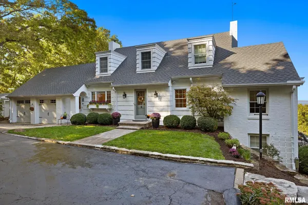 $650,000 | 4704 North Grandview Drive, Peoria Heights, IL 61616