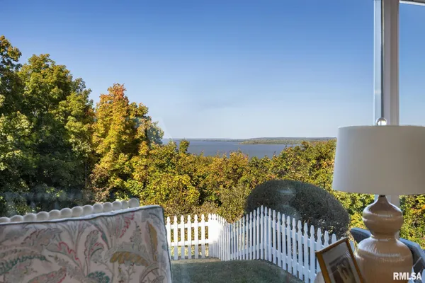 $650,000 | 4704 North Grandview Drive, Peoria Heights, IL 61616