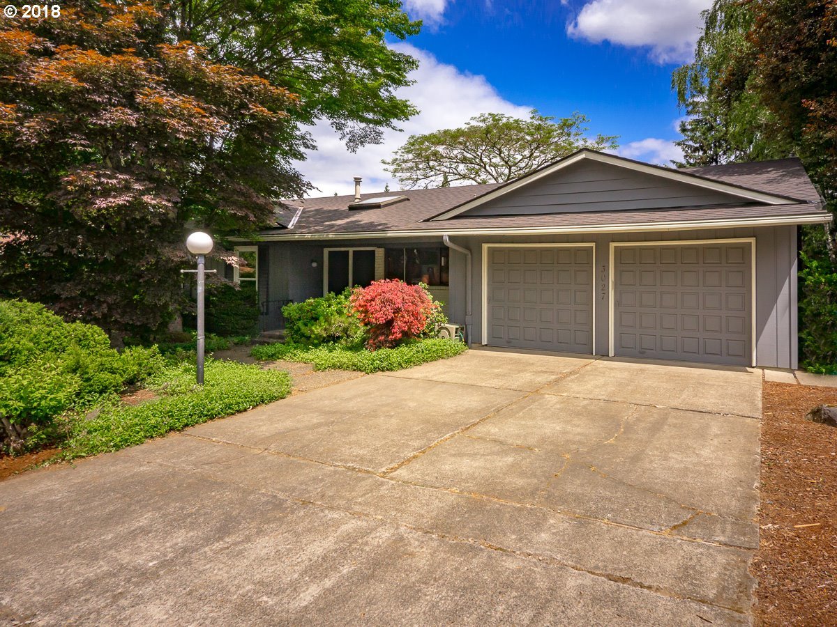 3027 Southwest Ridge Drive Portland, OR 97219 - Photo 2 of 32 Gallery Image 2