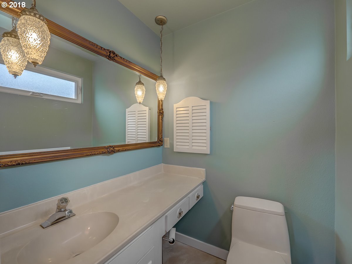 3027 Southwest Ridge Drive Portland, OR 97219 - Photo 17 of 32 Gallery Image 17
