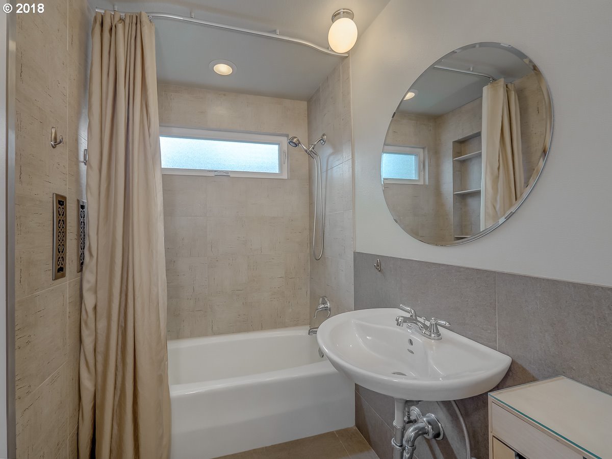 3027 Southwest Ridge Drive Portland, OR 97219 - Photo 20 of 32 Gallery Image 20