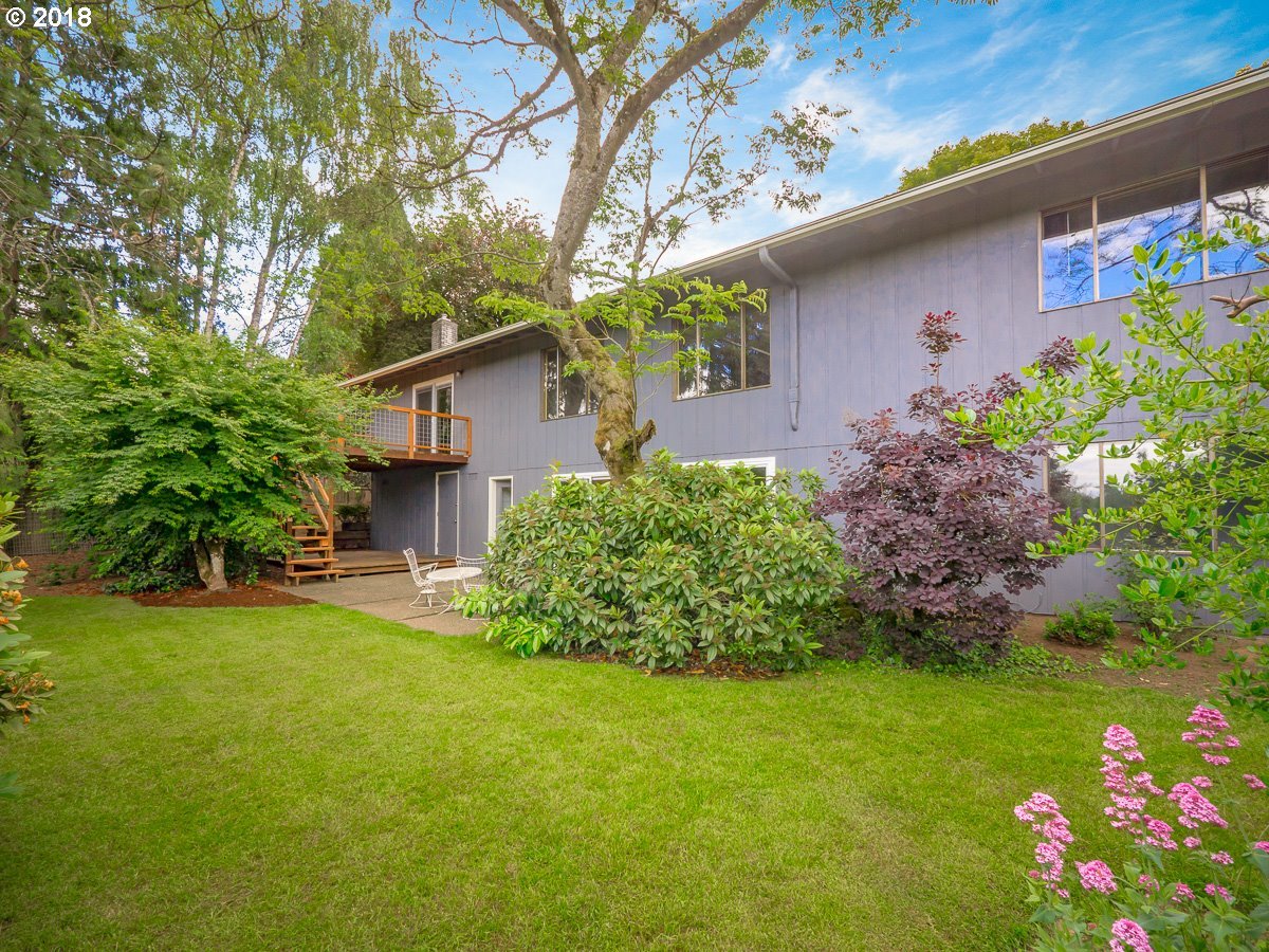 3027 Southwest Ridge Drive Portland, OR 97219 - Photo 3 of 32 Gallery Image 3