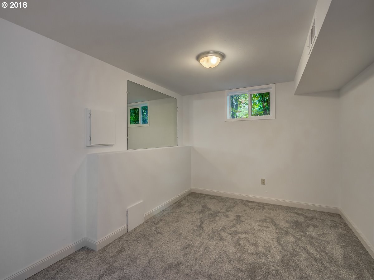3027 Southwest Ridge Drive Portland, OR 97219 - Photo 22 of 32 Gallery Image 22