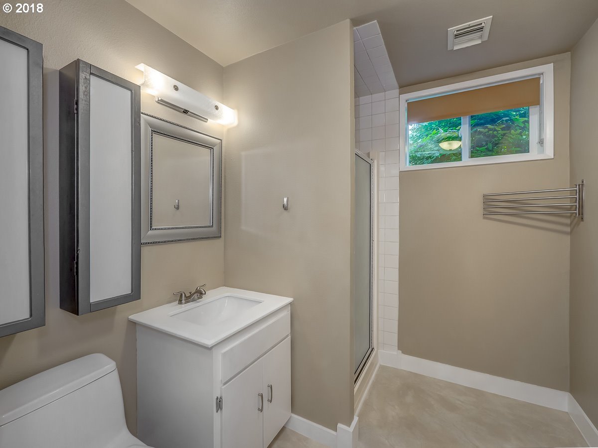 3027 Southwest Ridge Drive Portland, OR 97219 - Photo 25 of 32 Gallery Image 25
