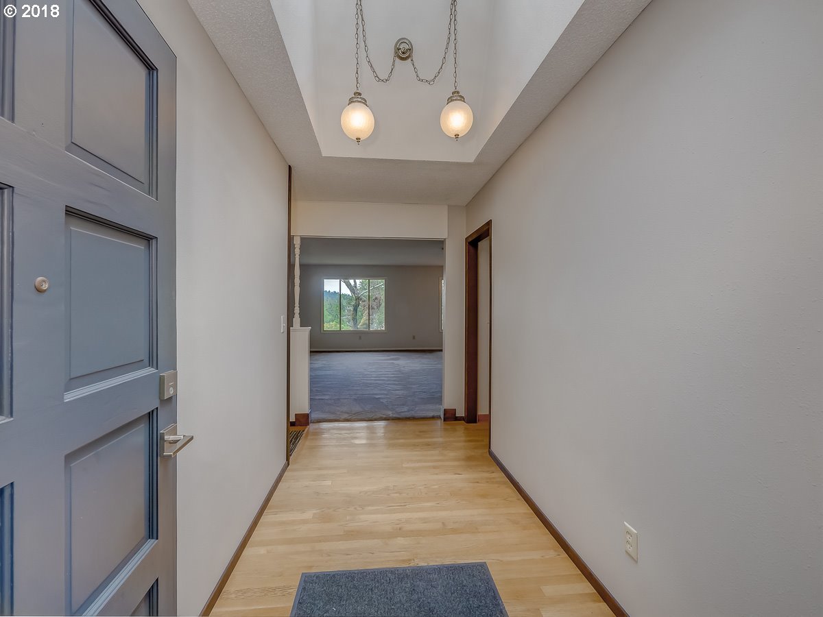 3027 Southwest Ridge Drive Portland, OR 97219 - Photo 4 of 32 Gallery Image 4