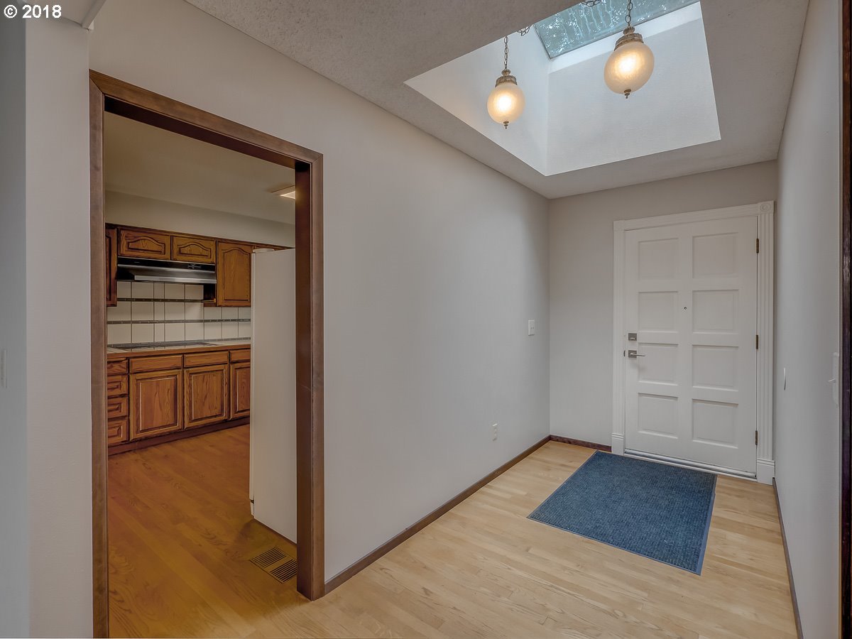 3027 Southwest Ridge Drive Portland, OR 97219 - Photo 5 of 32 Gallery Image 5