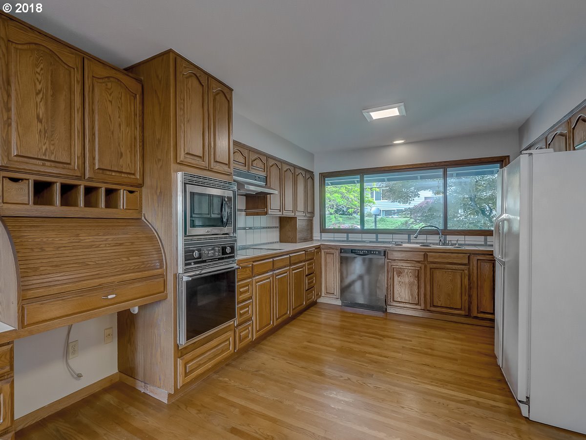 3027 Southwest Ridge Drive Portland, OR 97219 - Photo 6 of 32 Gallery Image 6
