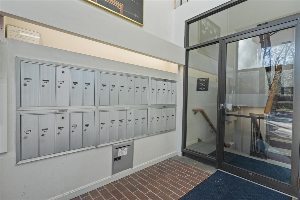 9 Ledgewood Way, Unit 6 Peabody, MA 01960 - Photo 4 of 33