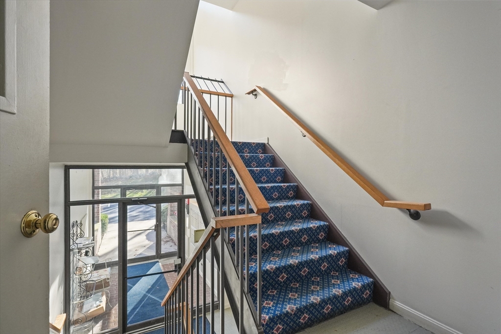 9 Ledgewood Way, Unit 6 Peabody, MA 01960 - Photo 5 of 33