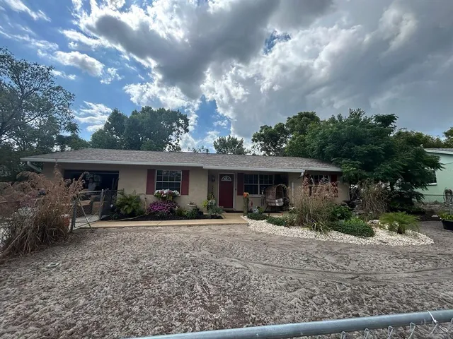 a view of a house with backyard