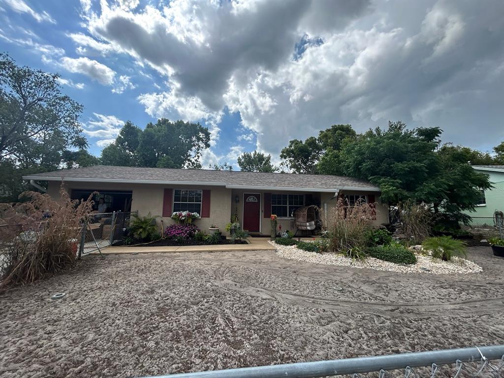 a view of a house with backyard