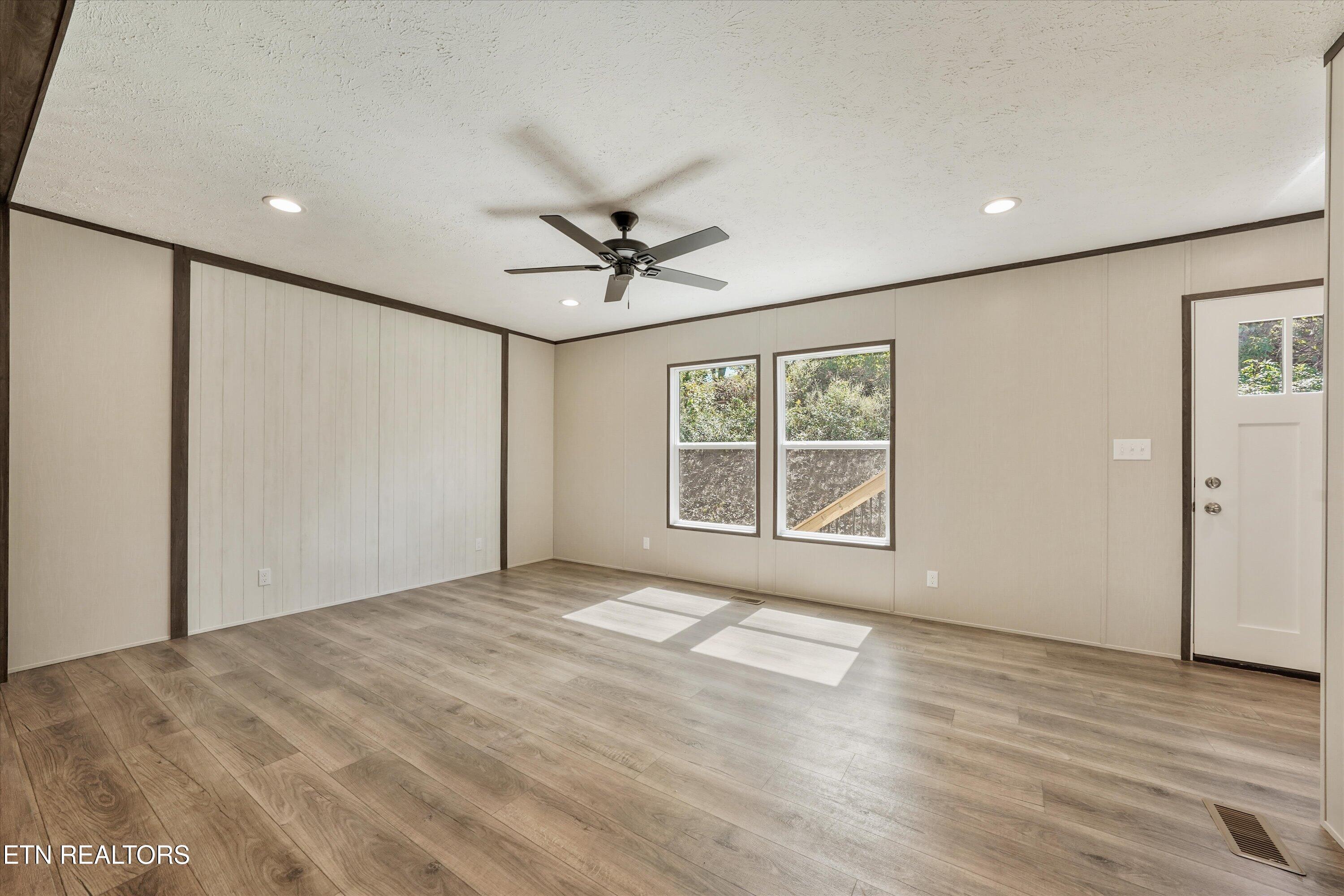 3827 Demory Road La Follette, TN 37766 - Photo 5 of 28 Living Room