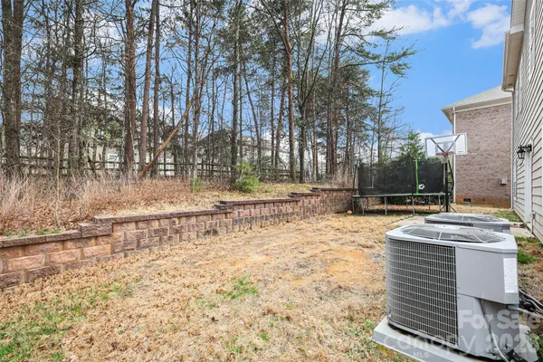 a view of a yard with a house