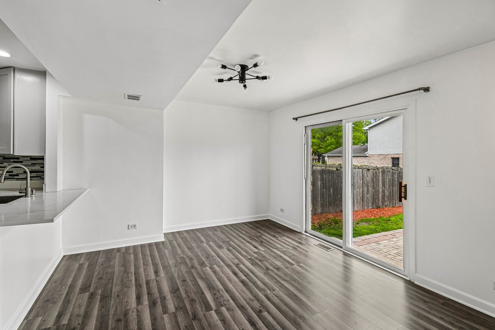 183 West Algonquin Road Des Plaines, IL 60016 - Photo 4 of 37