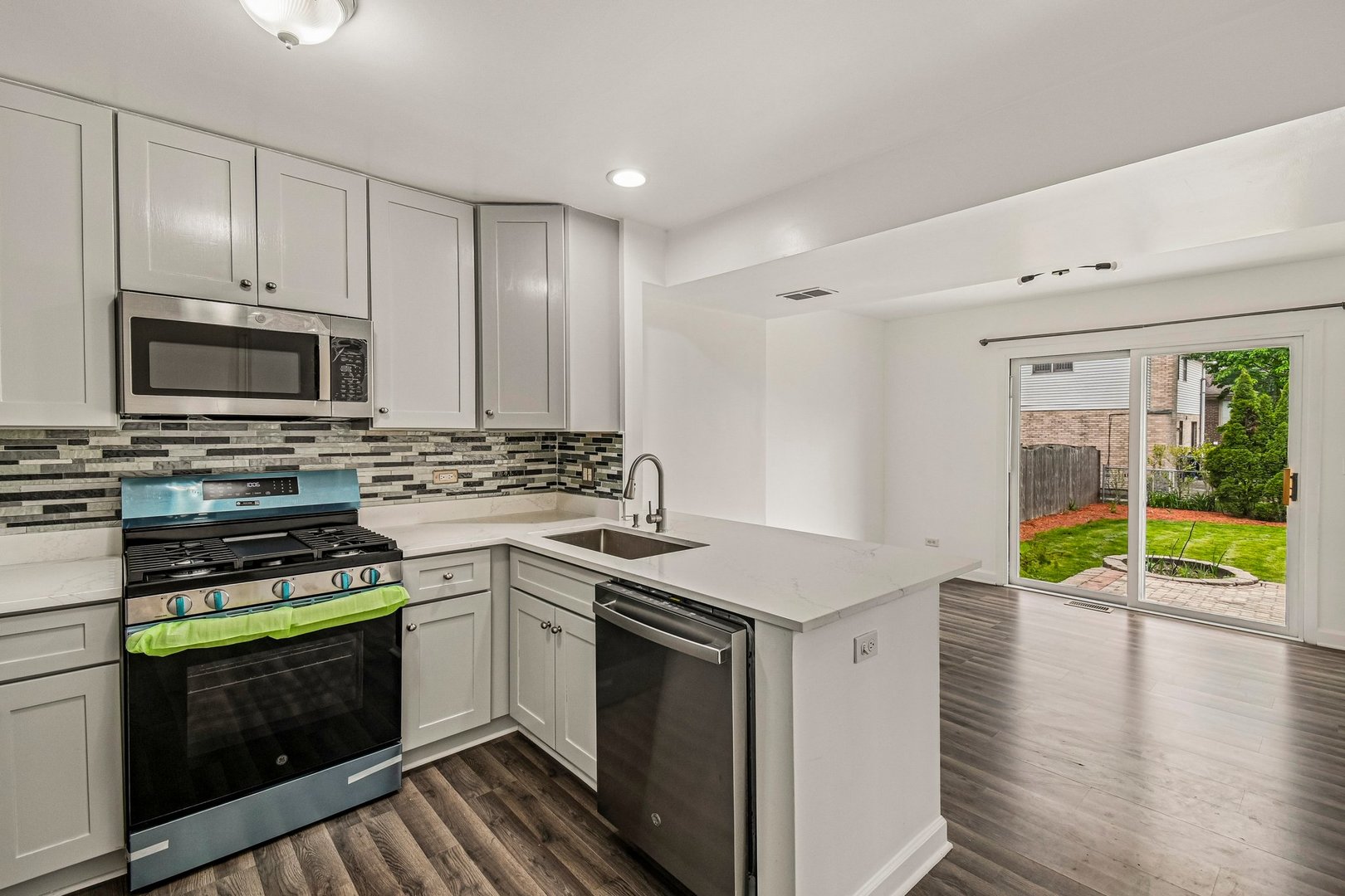183 West Algonquin Road Des Plaines, IL 60016 - Photo 8 of 37