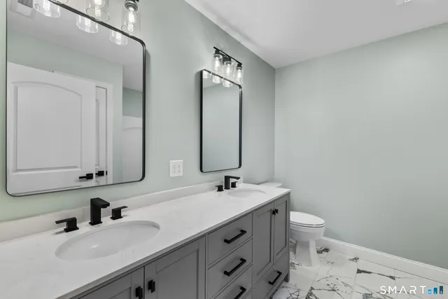 $675,000 | 117 Colchester Avenue, East Hampton, CT 06424