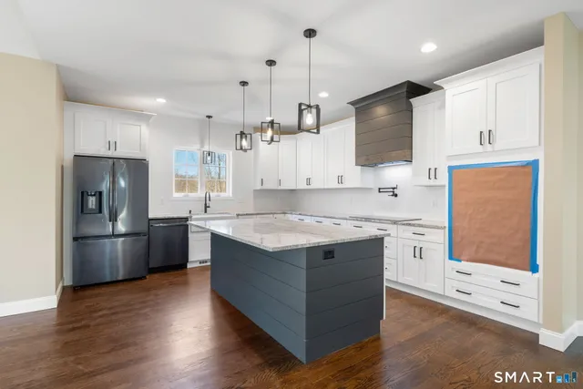 $675,000 | 117 Colchester Avenue, East Hampton, CT 06424