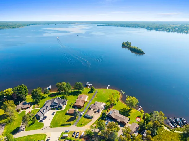 $799,900 | N8070 Tipperary Lane, Crivitz, WI 54114