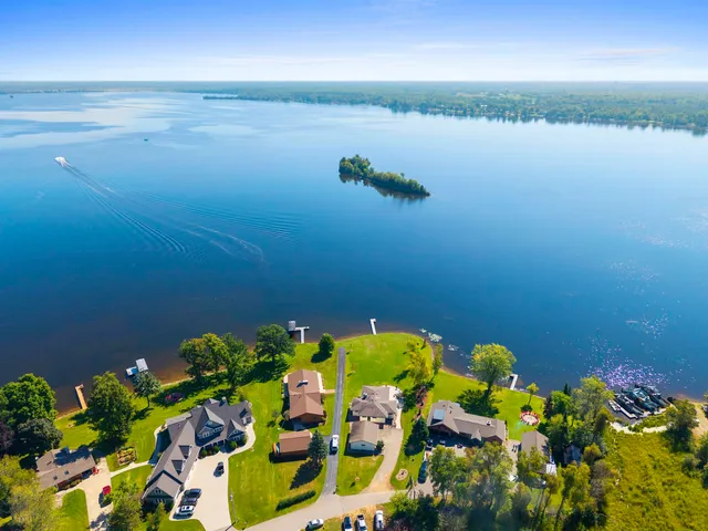 $799,900 | N8070 Tipperary Lane, Crivitz, WI 54114