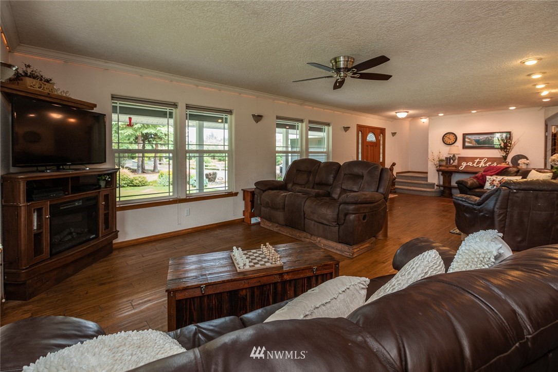 395 Russell Road Winlock, WA 98596 - Photo 13 of 40