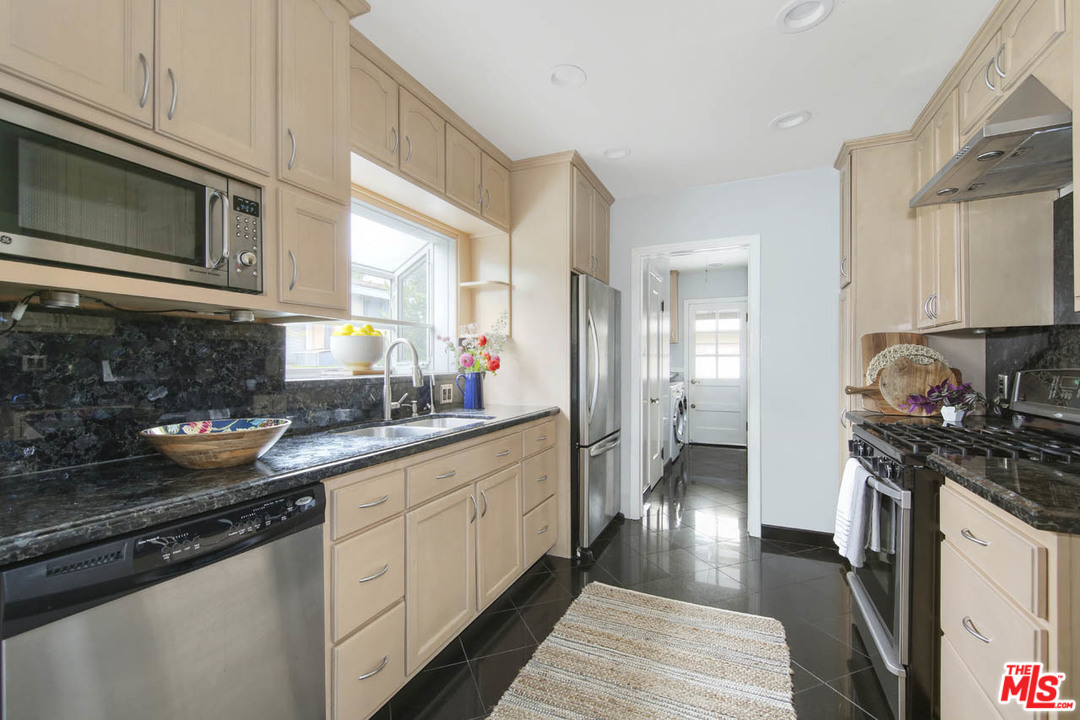 3443 Madera Avenue Los Angeles, CA 90039 - Photo 10 of 46