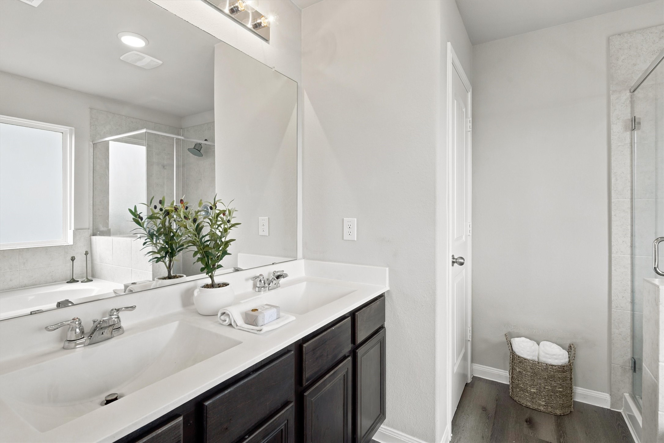 5334 Brooklyn Rose Drive Rosharon, TX 77583 - Photo 14 of 21 Primary Ensuite has double sinks, a separate shower and soaking tub