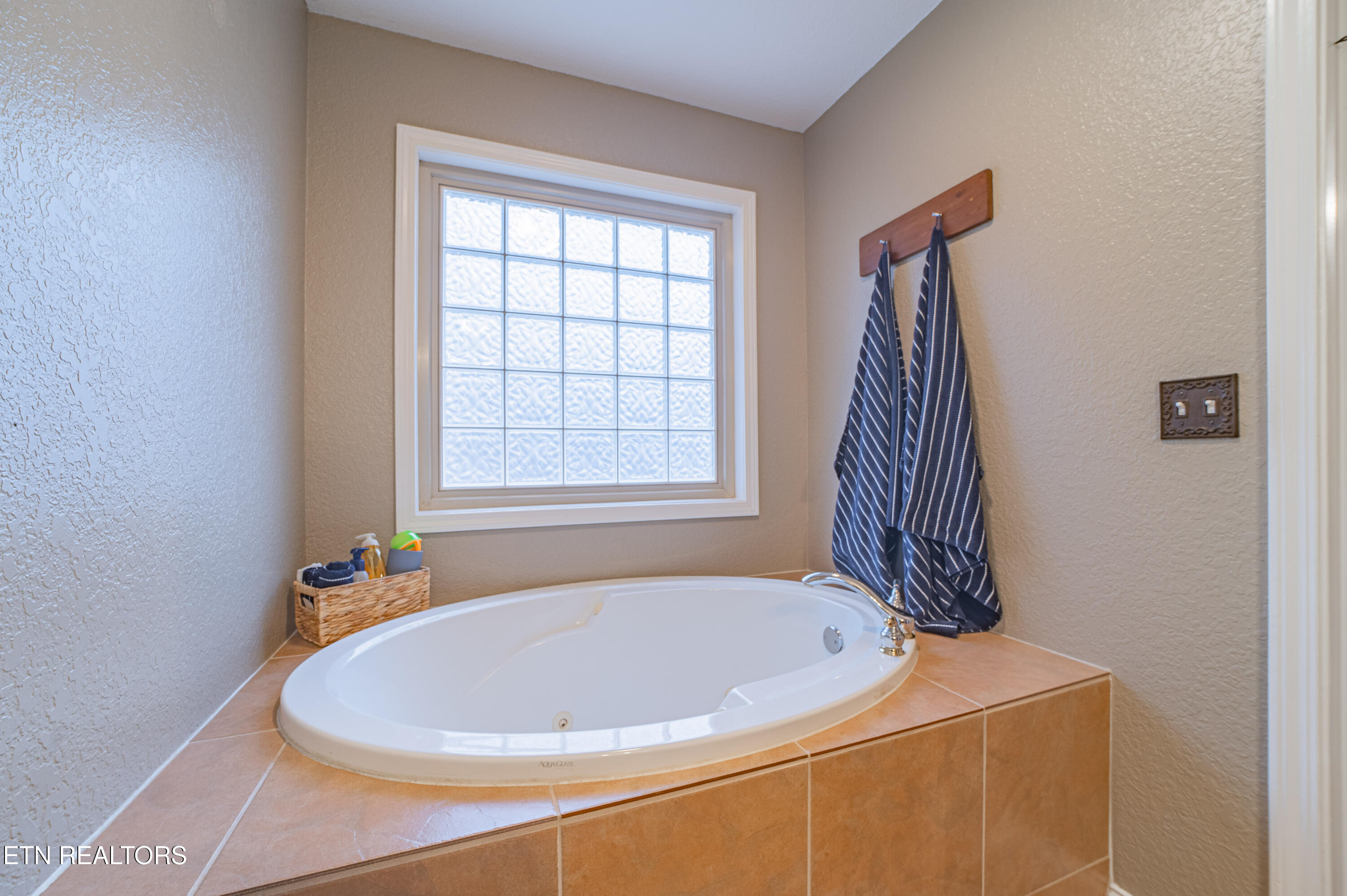 1736 Demory Road La Follette, TN 37766 - Photo 25 of 42 Whirlpool Tub