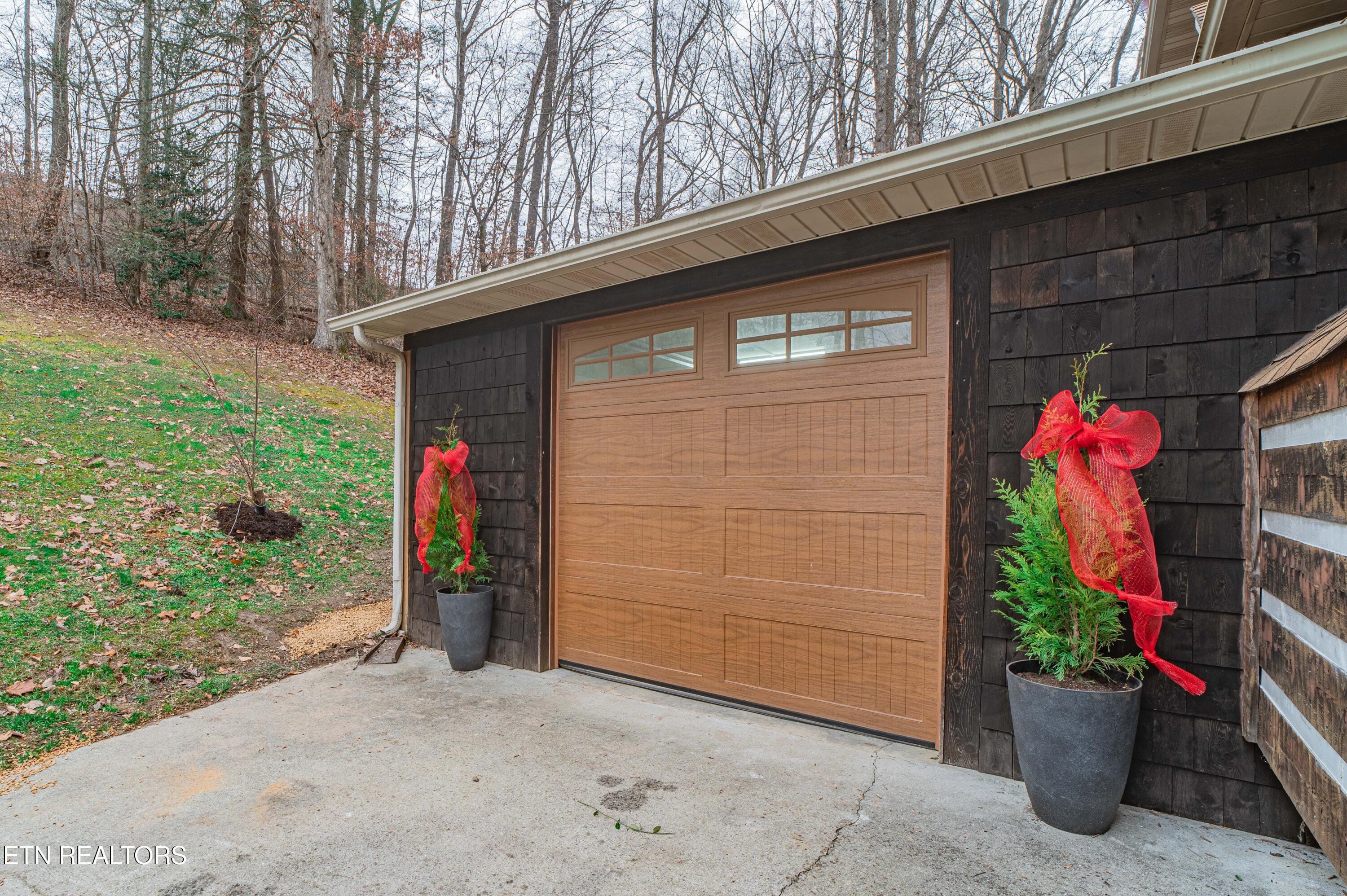 1736 Demory Road La Follette, TN 37766 - Photo 4 of 42 Front garage