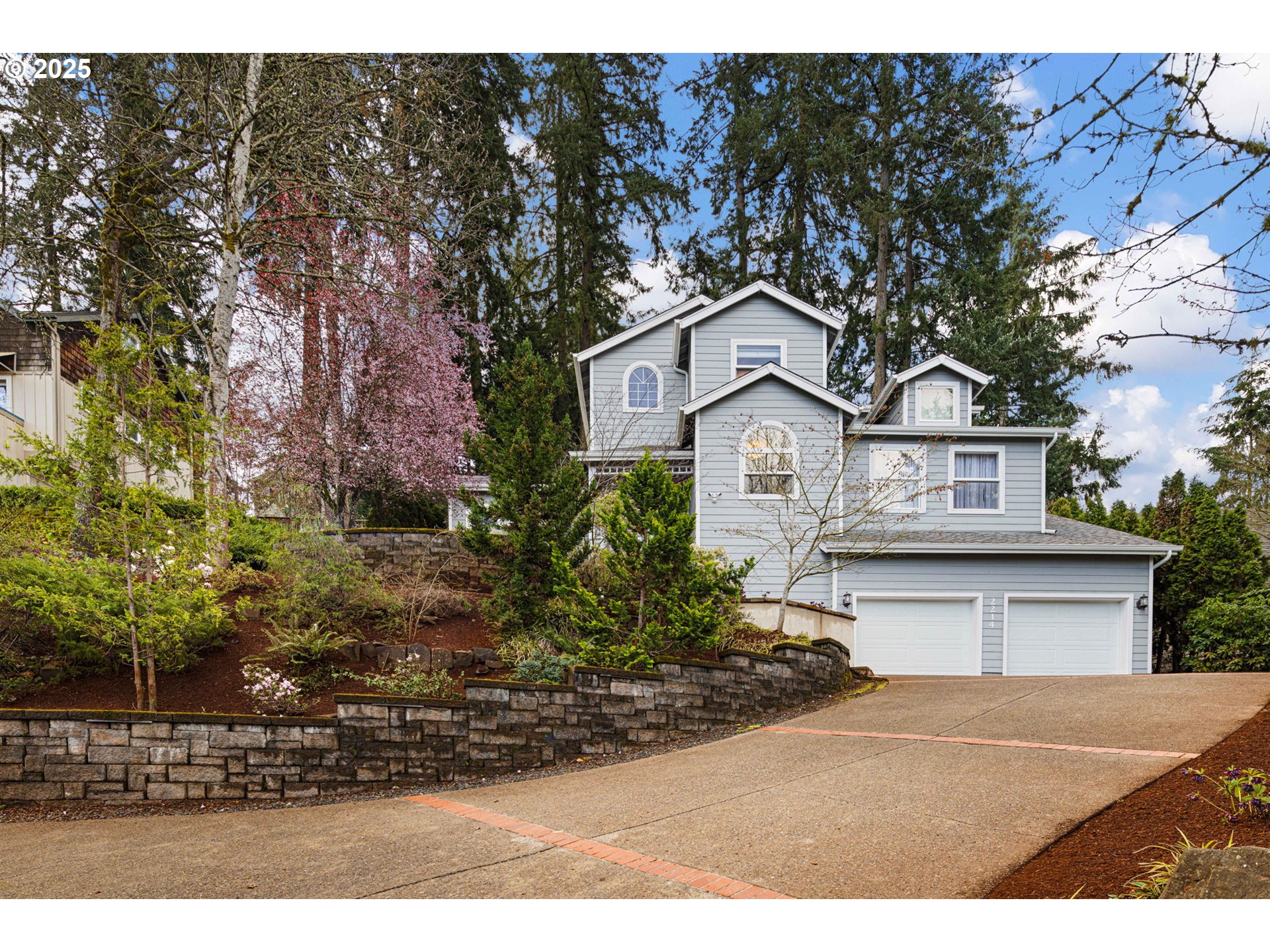 2214 West 25th Place Eugene, OR 97405 - Photo 2 of 48 a front view of a house with a garden