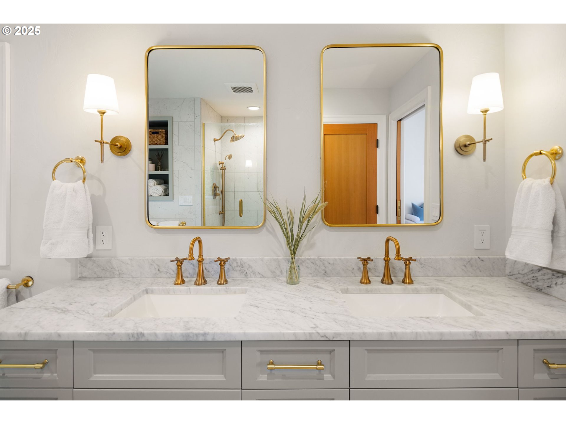 2214 West 25th Place Eugene, OR 97405 - Photo 30 of 48 a bathroom with sink mirror and vanity