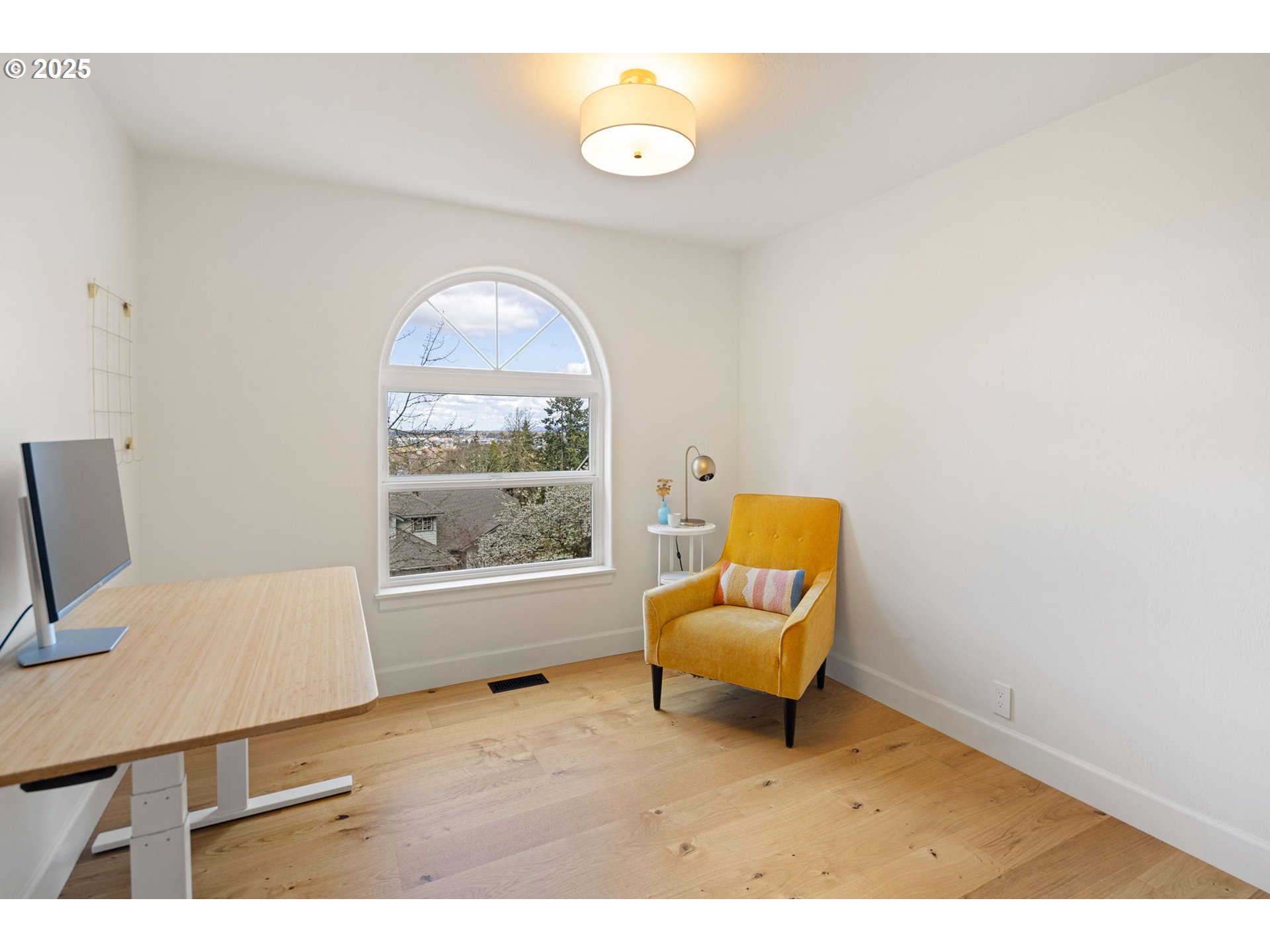 2214 West 25th Place Eugene, OR 97405 - Photo 32 of 48 a living room with furniture and a window