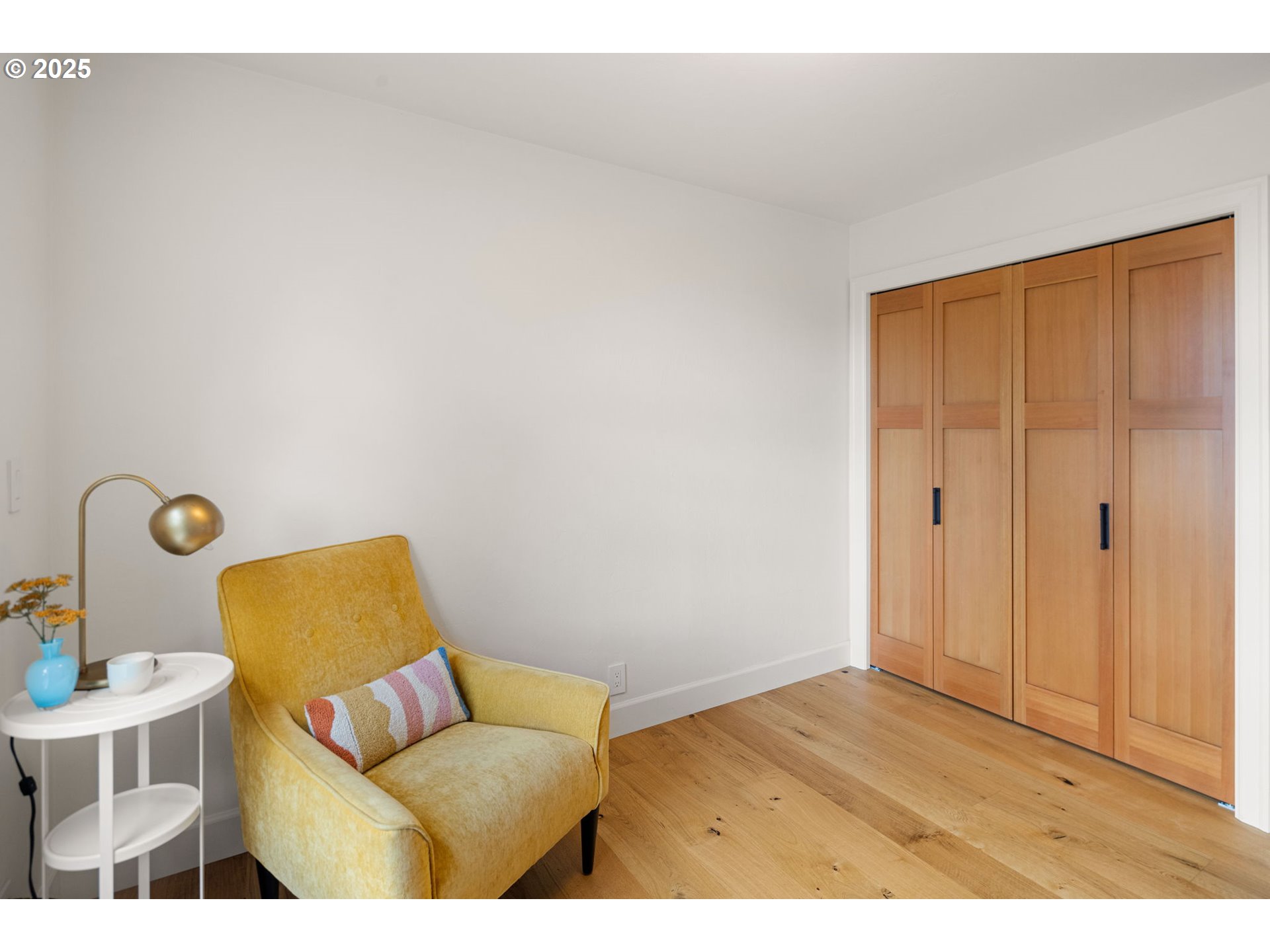 2214 West 25th Place Eugene, OR 97405 - Photo 33 of 48 a view of room with a couch