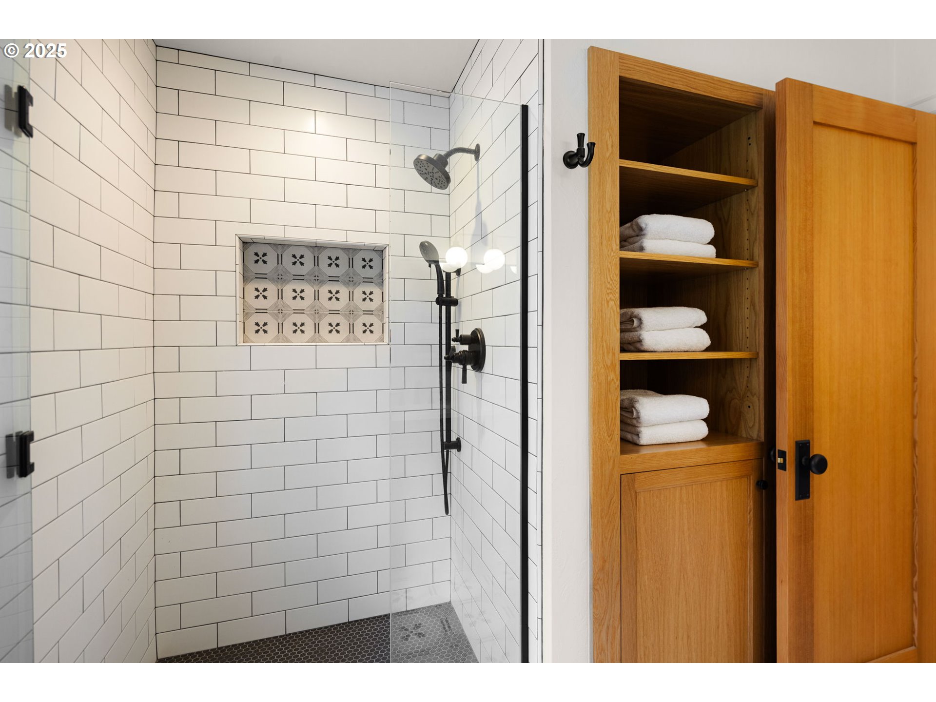 2214 West 25th Place Eugene, OR 97405 - Photo 40 of 48 a bathroom with a shower