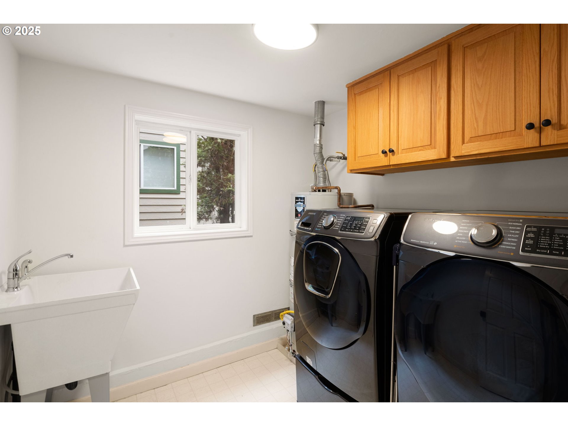 2214 West 25th Place Eugene, OR 97405 - Photo 41 of 48 a utility room with dryer and washer
