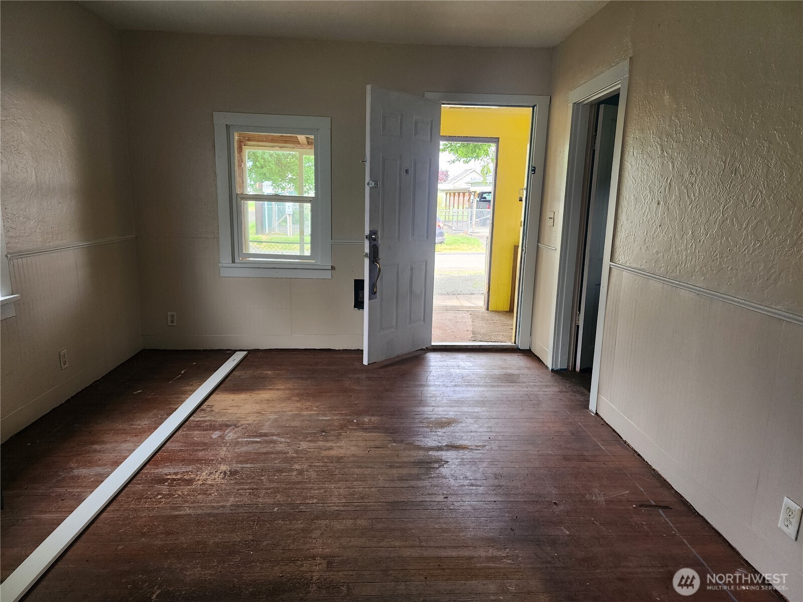241 Southwest 10th Street Chehalis, WA 98532 - Photo 5 of 16 a view of hallway with furniture and a window