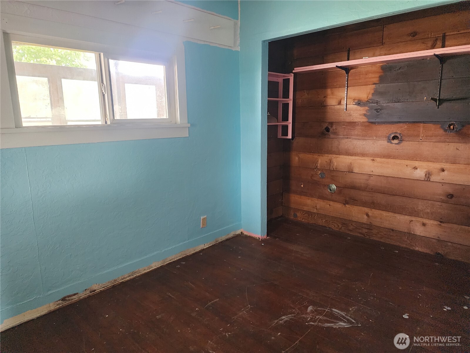 241 Southwest 10th Street Chehalis, WA 98532 - Photo 7 of 16 a view of room with window
