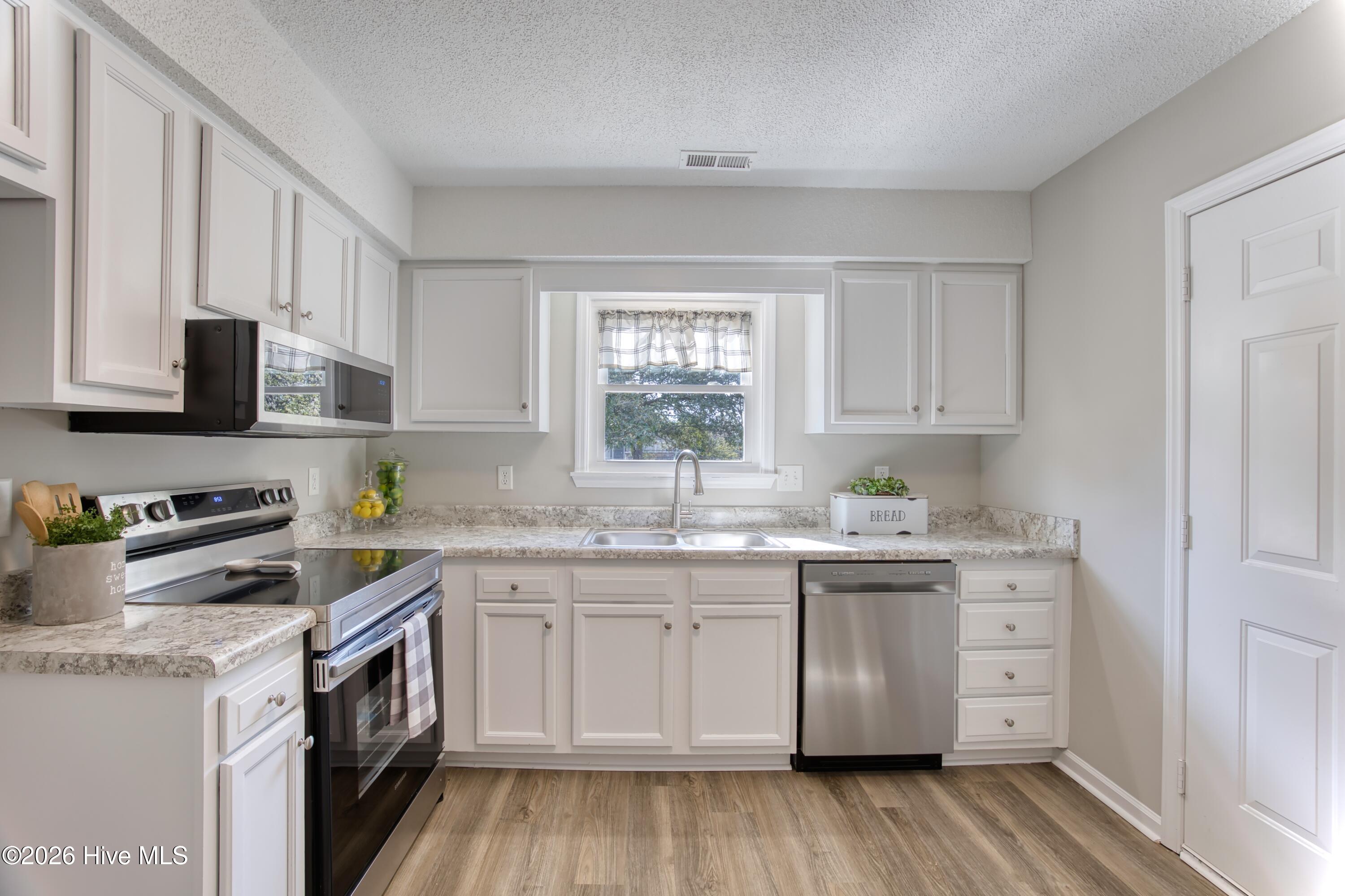 214 West Volant Street Hubert, NC 28539 - Photo 11 of 27 9