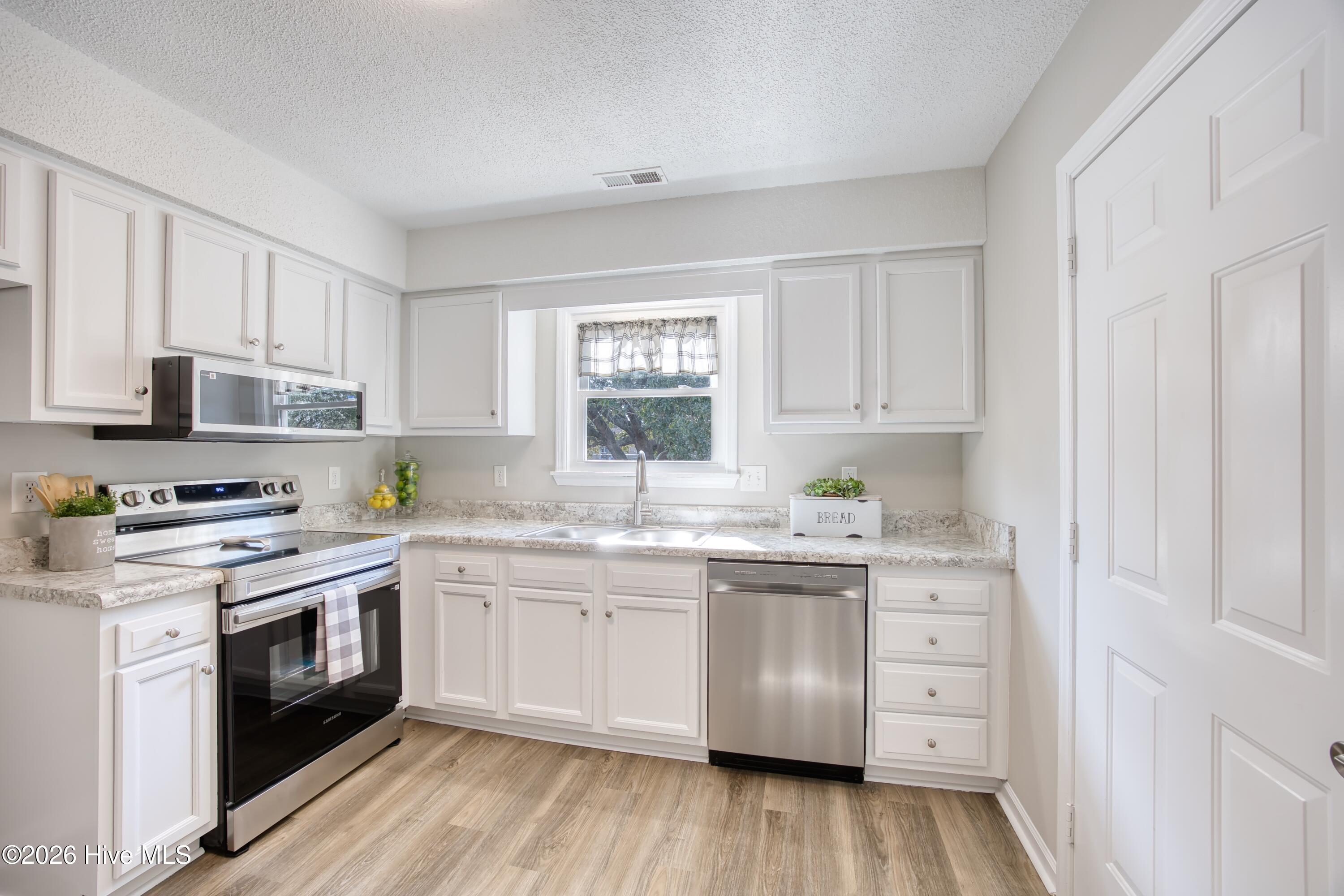 214 West Volant Street Hubert, NC 28539 - Photo 9 of 26 8