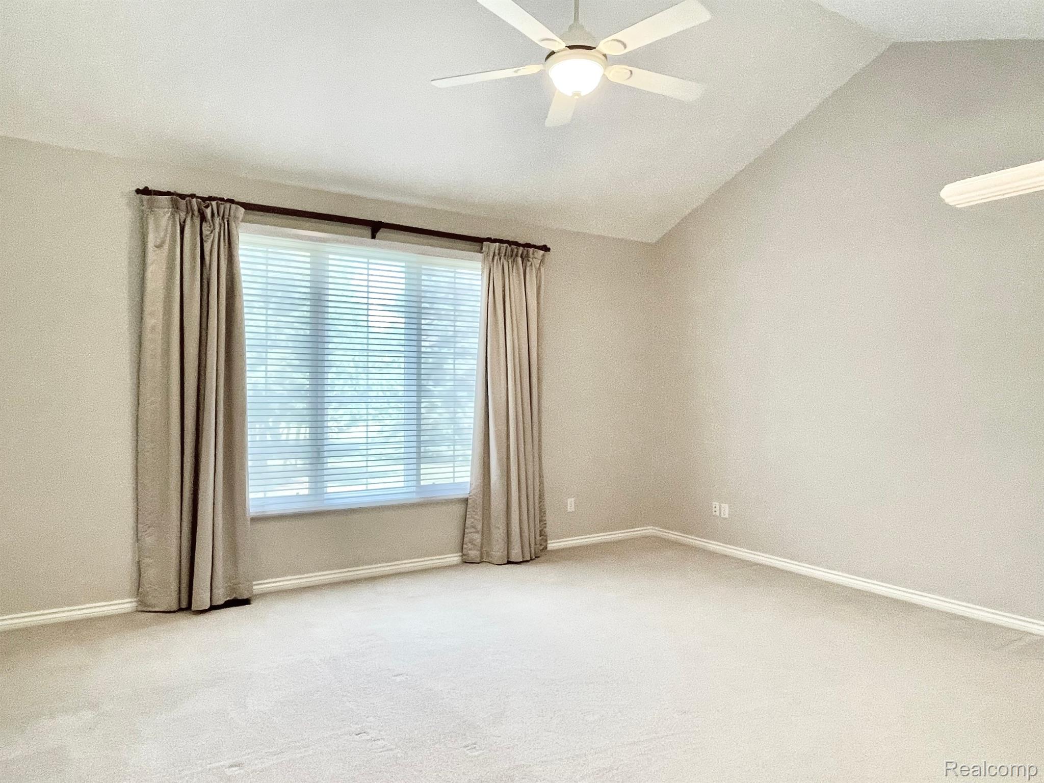 5706 Kirkridge Trail Rochester, MI 48306 - Photo 23 of 60 First floor primary suite, vaulted ceiling