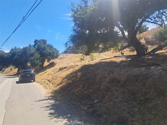 a view of a yard of the house