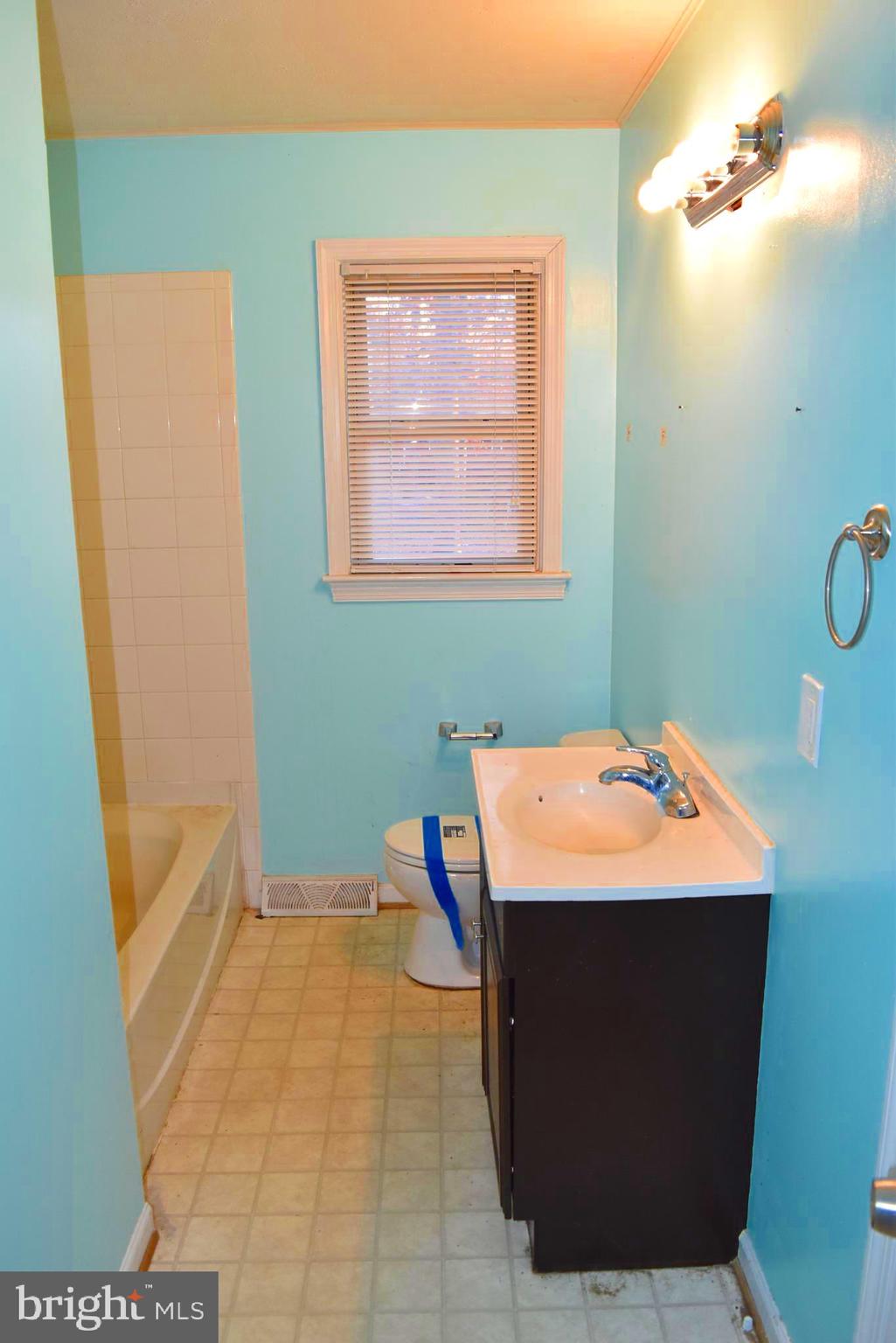 1004 Conway Road Fredericksburg, VA 22405 - Photo 29 of 59 Ful Bath in Hallway