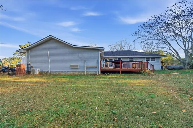 a view of a house with a backyard
