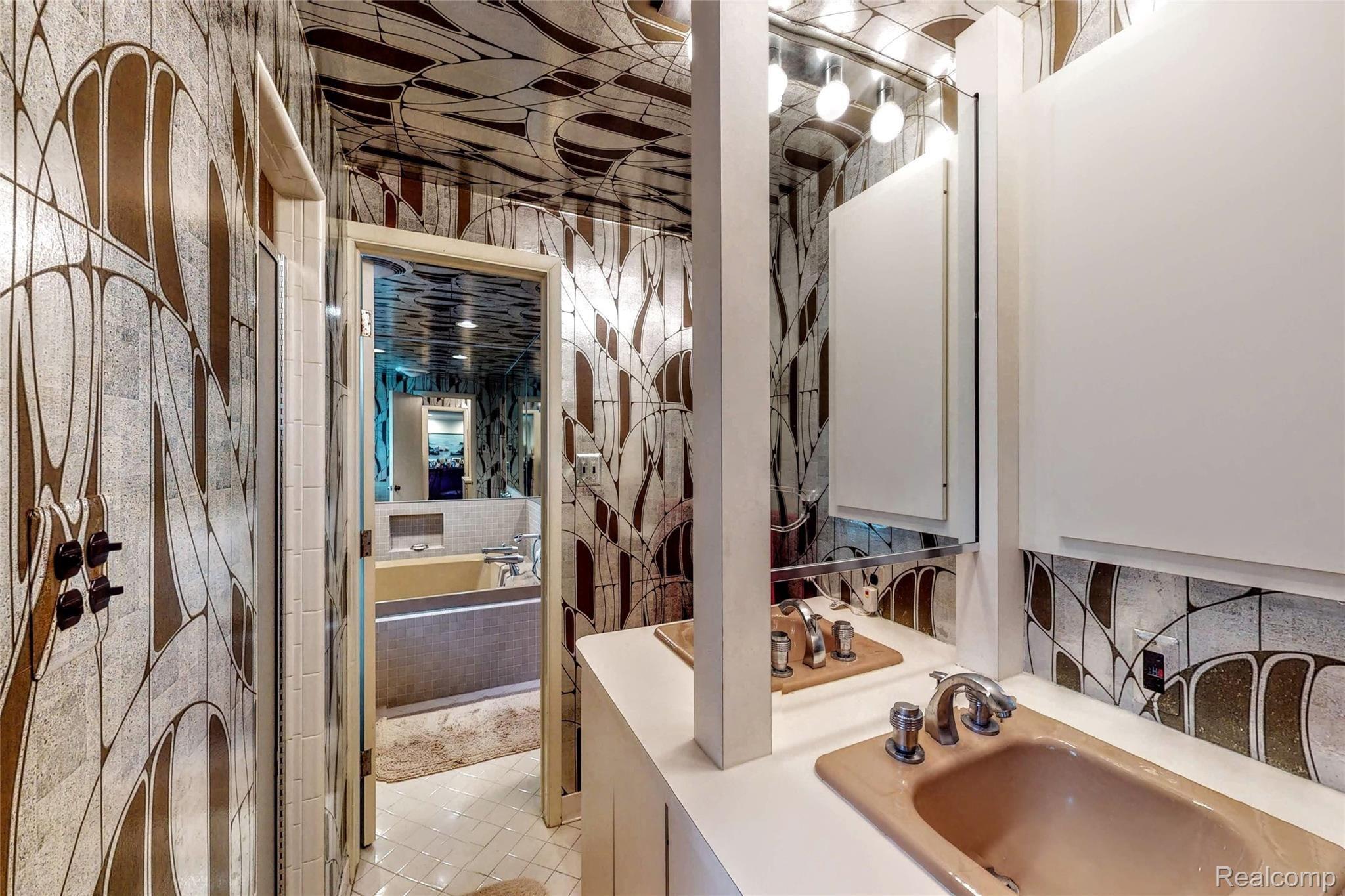 876 Covington Road Bloomfield Hills, MI 48301 - Photo 22 of 32 Master Bathroom3.jpg
