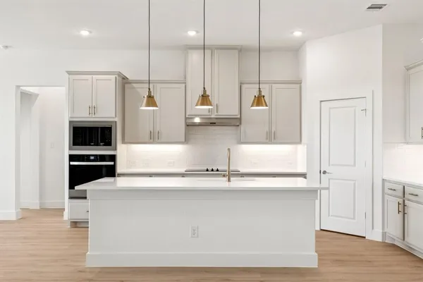 $654,900 | 133 Swan Lake Drive, Waxahachie, TX 75165