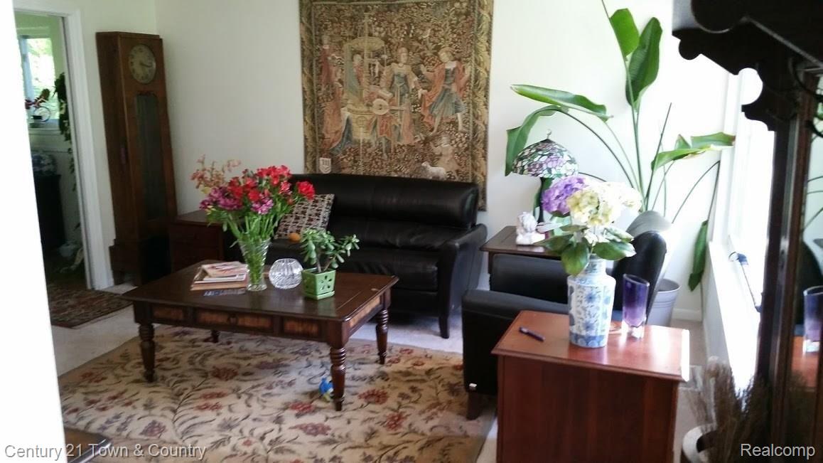 6321 Donaldson Road Troy, MI 48085 - Photo 5 of 17 Livingroom2.jpg