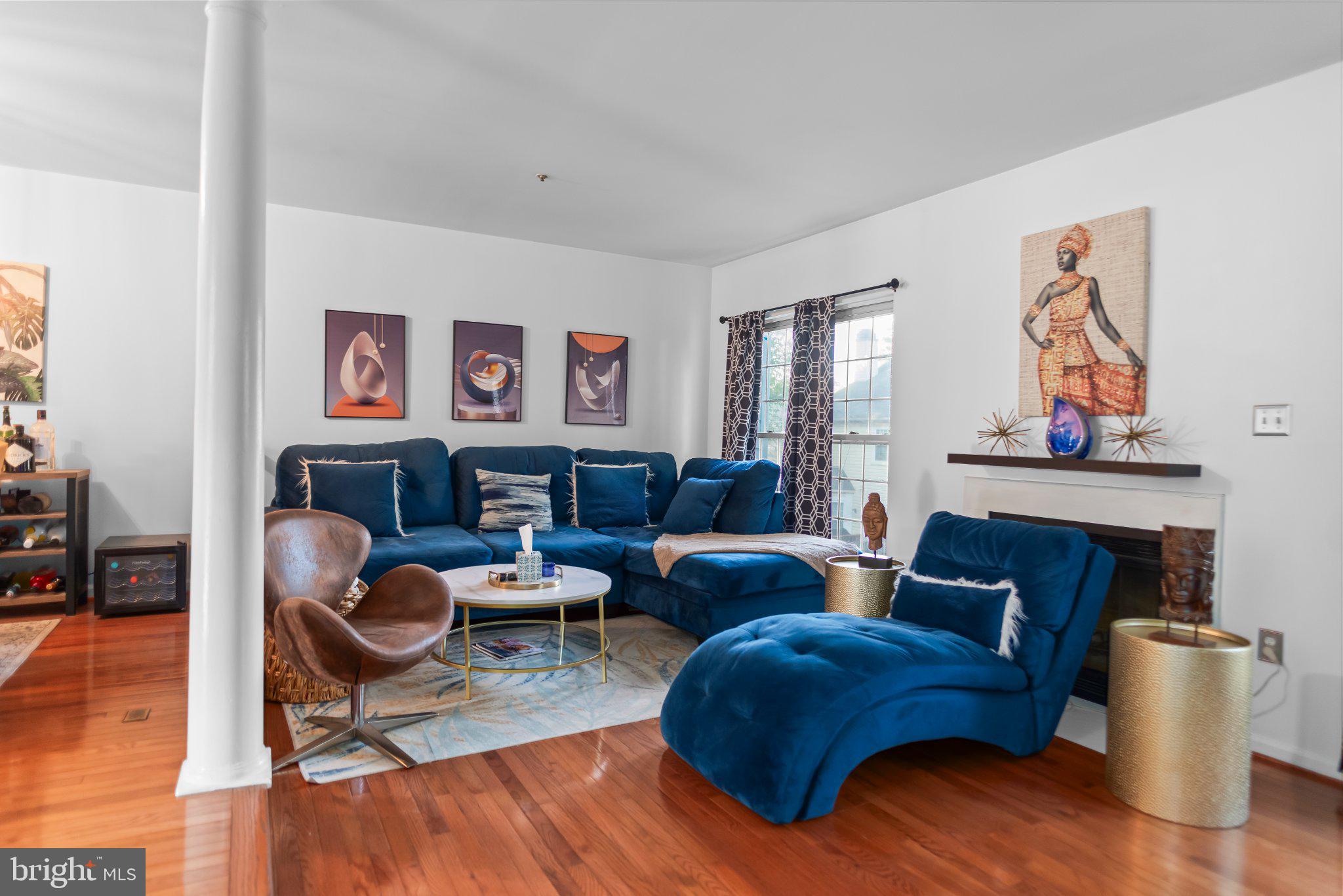 8508 Rheims Court Upper Marlboro, MD 20772 - Photo 6 of 28 Chic living space with vibrant accents.