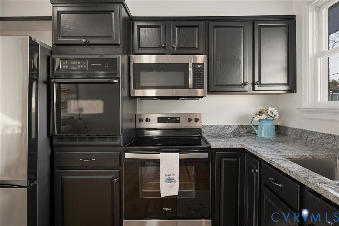 2720 Omega Road Henrico, VA 23228 - Photo 12 of 45 New stove and microwave