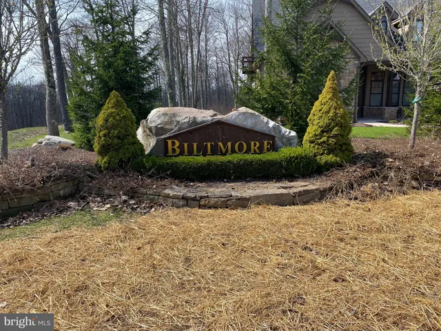 a sign that is sitting in the middle of a yard