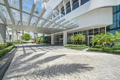 $1,290,000 | 6301 Collins Avenue, Unit 2705, Miami Beach, FL 33141